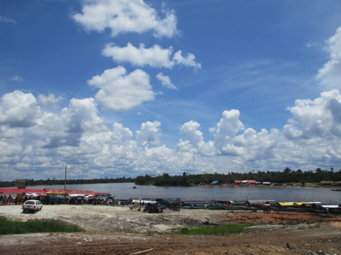 Playa_de_Santa_Clara_frente_al_río_Nanay